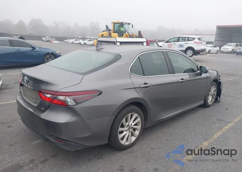 2021 Toyota Camry Le z USA, uszkodzony, nr VIN 4T1C11AK9MU568810